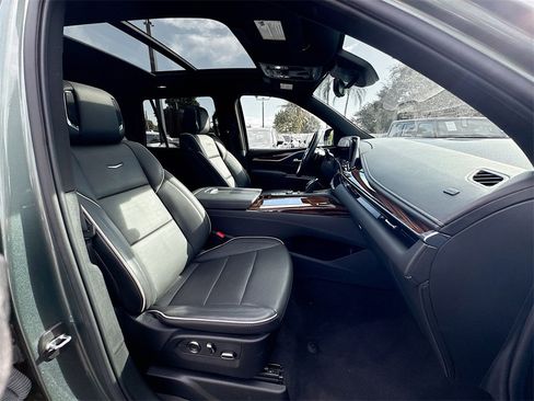 Used 2024 Cadillac Escalade Premium Luxury image 33