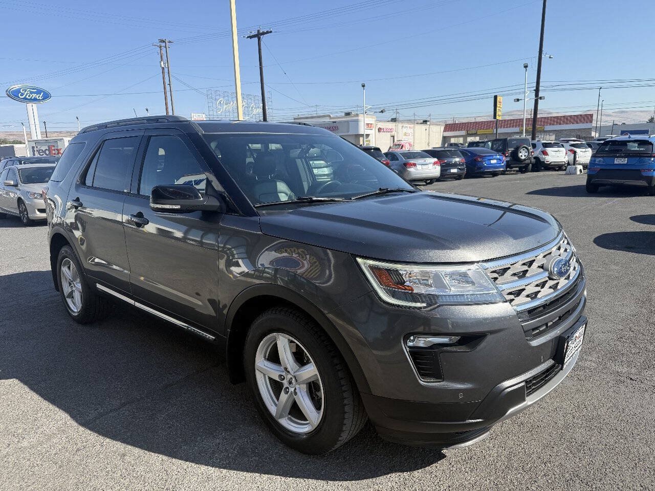 Used 2018 Ford Explorer XLT w/ Equipment Group 202A FWD image 3