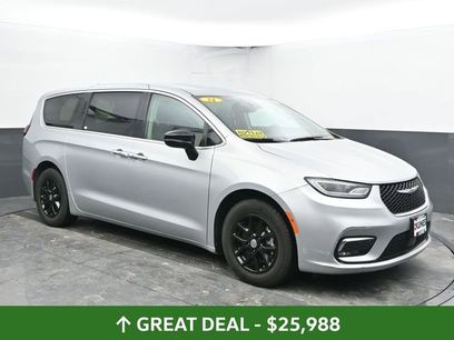 Used 2024 Chrysler Pacifica Touring-L