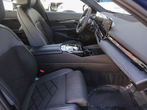 Used 2025 BMW i5 xDrive40 image 13