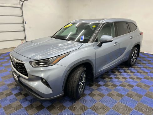 Used 2021 Toyota Highlander XLE image 3