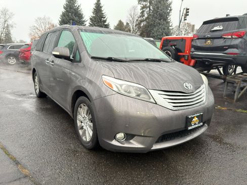 Used 2016 Toyota Sienna Limited image 8