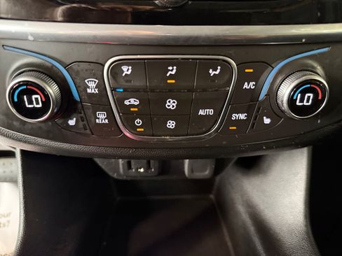 Used 2019 Chevrolet Traverse LT w/ LT Premium Package AWD/4WD image 17