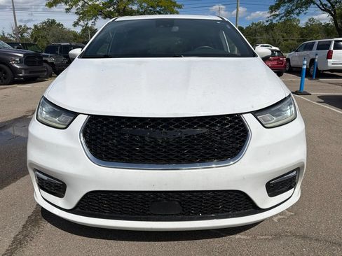 Used 2023 Chrysler Pacifica Touring FWD image 2