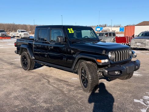 Used 2025 Jeep Gladiator Sport image 4