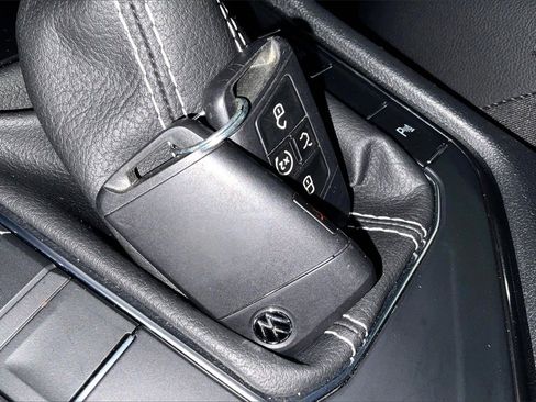 Used 2023 Volkswagen Tiguan SE R-Line image 35