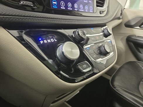 Used 2018 Chrysler Pacifica Limited image 25