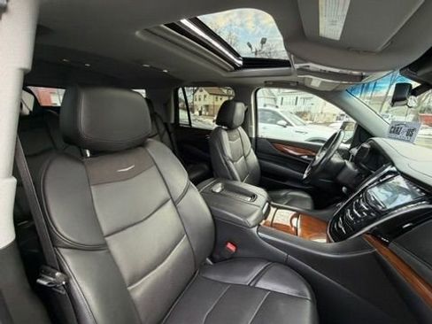Used 2019 Cadillac Escalade Luxury AWD/4WD image 34