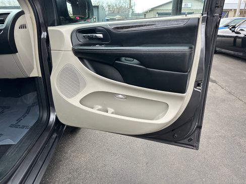 Used 2015 Chrysler Town & Country Touring w/ Driver Convenience Group image 21