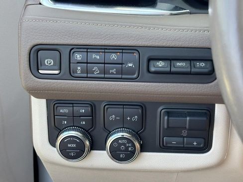 Used 2024 GMC Yukon XL Denali w/ Denali Reserve Package AWD/4WD image 18