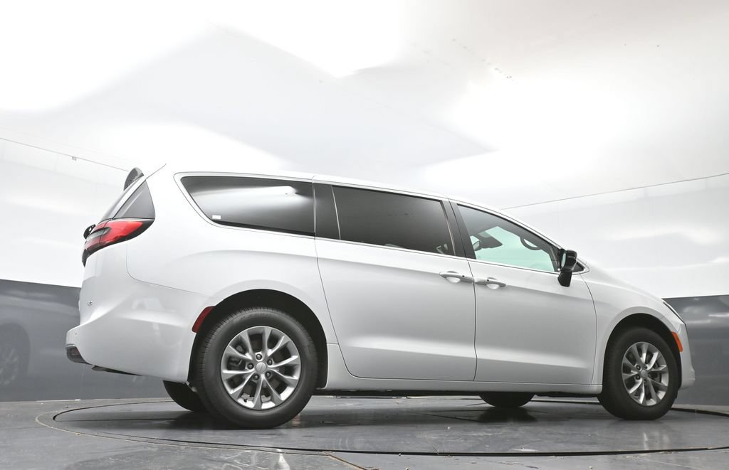 New 2027 Chrysler Pacifica Select w/ Family Tech Group AWD/4WD image 38