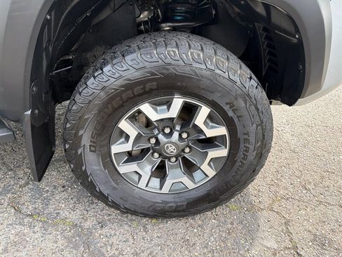 Used 2017 Toyota Tacoma TRD Off-Road w/ Premium & Technology Package AWD/4WD image 27