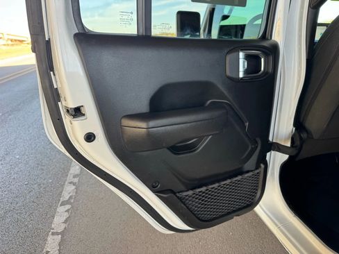 Used 2025 Jeep Gladiator Sport image 17