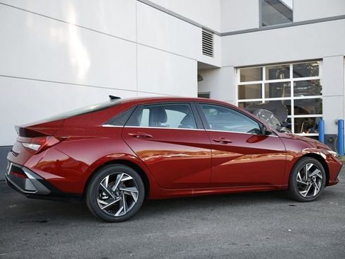 New 2025 Hyundai Elantra Limited image 3