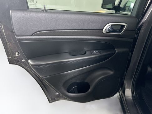 Used 2018 Jeep Grand Cherokee Laredo image 24