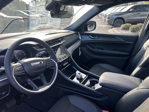 New 2025 Jeep Grand Cherokee Altitude image 15