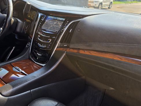Used 2015 Cadillac Escalade Luxury RWD image 32