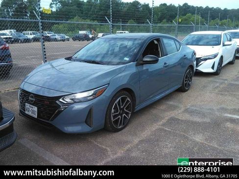 Used 2025 Nissan Sentra SR FWD image 1
