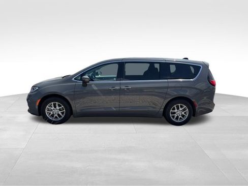 Used 2023 Chrysler Pacifica Touring-L FWD image 5