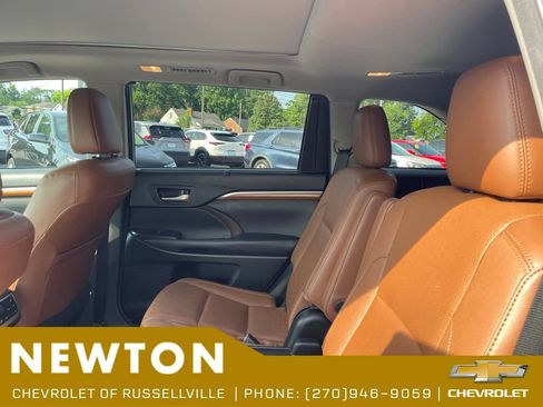 Used 2017 Toyota Highlander Limited Platinum AWD/4WD image 12