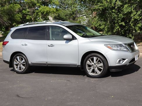 Used 2016 Nissan Pathfinder Platinum AWD/4WD image 2