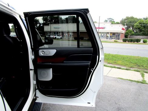 Used 2020 Lincoln Navigator L Reserve w/ Luxury Package AWD/4WD image 39