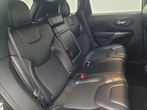 Used 2019 Jeep Cherokee Latitude Plus image 19