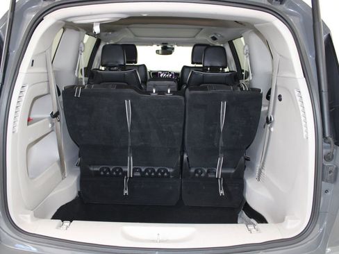 Used 2023 Chrysler Pacifica Limited FWD image 13