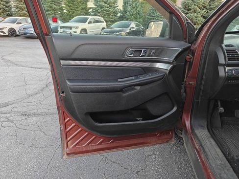 Used 2018 Ford Explorer XLT w/ Equipment Group 202A AWD/4WD image 9