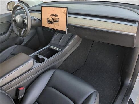 Used 2022 Tesla Model Y Long Range image 24