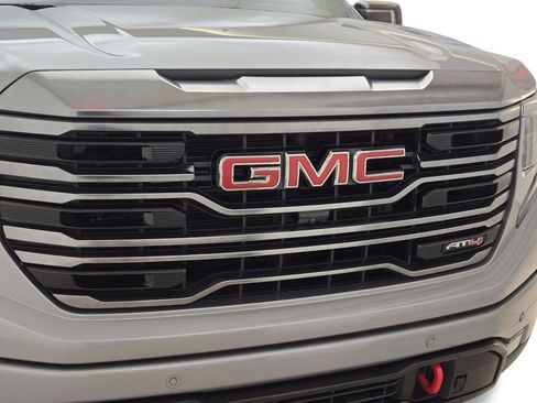 Used 2024 GMC Sierra 1500 AT4 w/ Technology Package AWD/4WD image 4