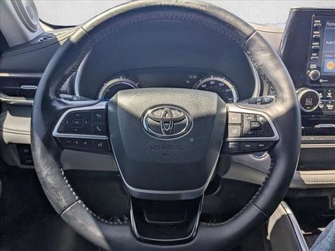 Used 2022 Toyota Highlander Limited FWD image 16