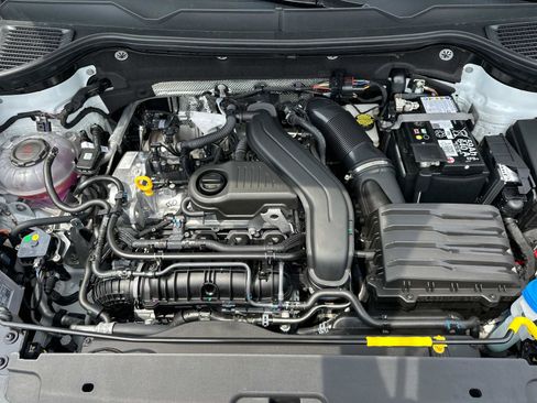 New 2025 Volkswagen Taos SE image 11