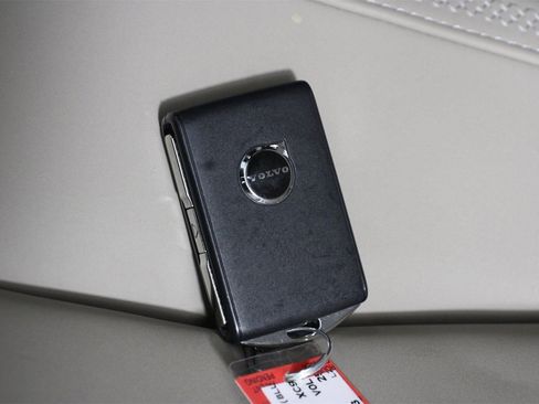 Certified 2025 Volvo XC90 B5 Core image 33