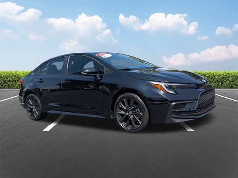 Used 2025 Toyota Corolla SE FWD image 2