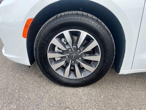 Used 2024 Chrysler Pacifica Select image 30