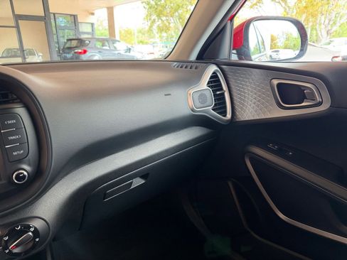 Used 2025 Kia Soul LX w/ LX Technology Package FWD image 30