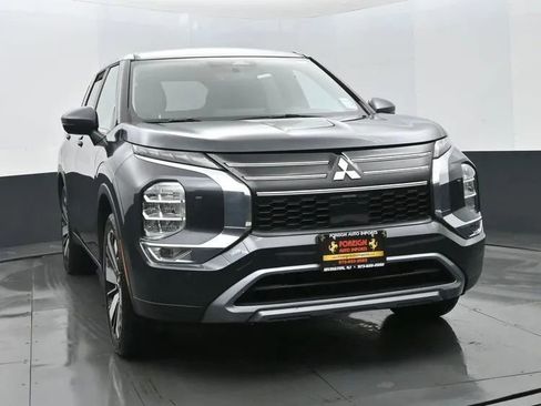 Used 2025 Mitsubishi Outlander SE image 3