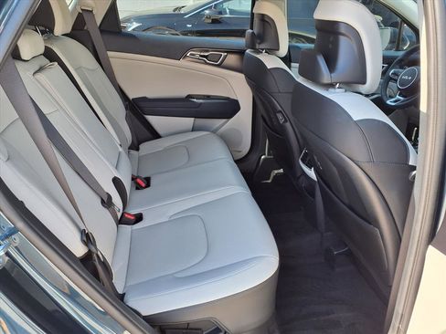 Used 2025 Kia Sportage EX image 12