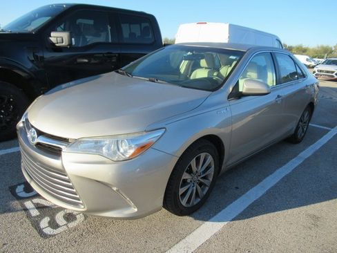 Used 2017 Toyota Camry SE image 3