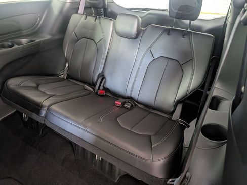 Used 2025 Chrysler Pacifica Select FWD image 25