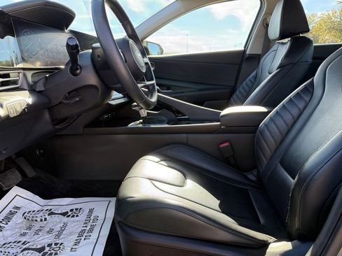 Used 2025 Hyundai Elantra Limited image 28