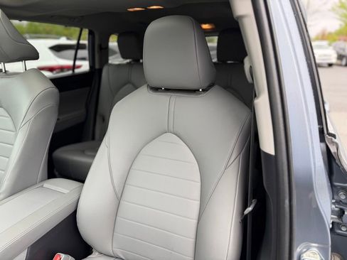 Used 2022 Toyota Highlander XLE AWD/4WD image 14