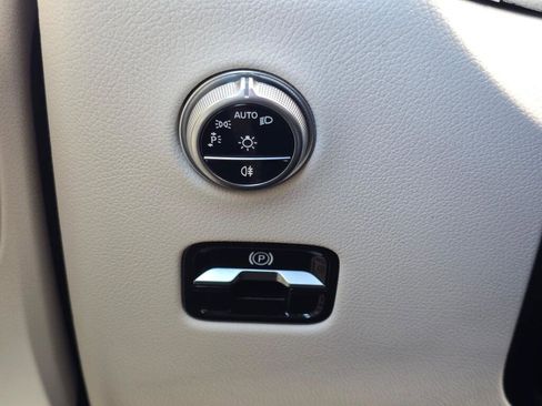 Used 2024 Mercedes-Benz GLC 300 4MATIC w/ Driver Assistance Package image 36