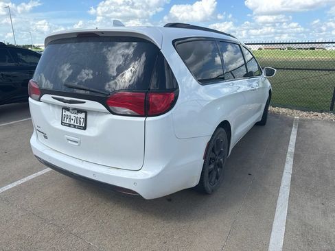 Used 2020 Chrysler Pacifica Touring-L FWD image 2