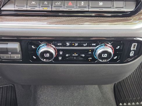 New 2025 GMC Sierra 1500 Elevation image 13