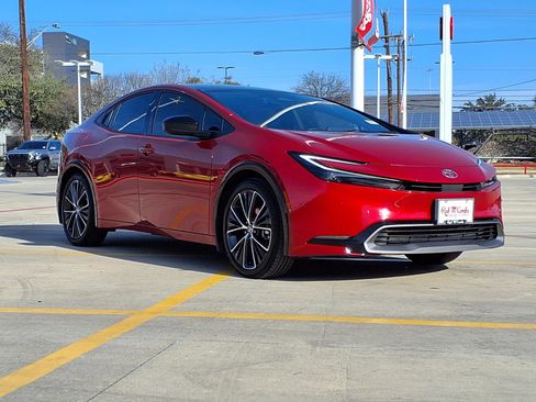 Used 2025 Toyota Prius XLE image 3