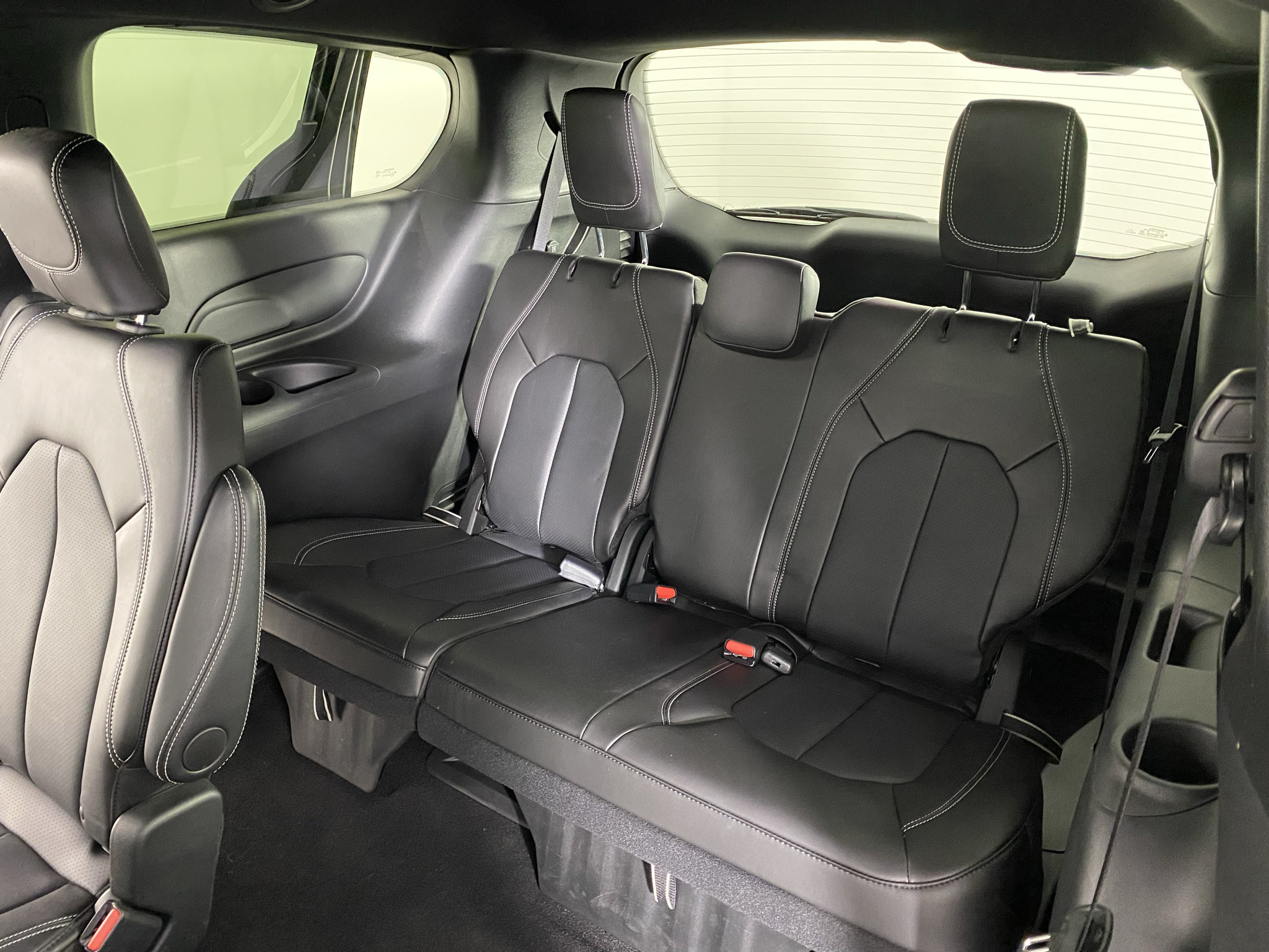 Used 2025 Chrysler Voyager LX FWD image 28