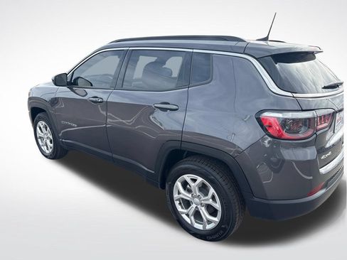 Used 2024 Jeep Compass Latitude AWD/4WD image 3