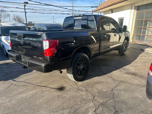 Used 2018 Nissan Titan SV w/ SV Convenience Package image 4